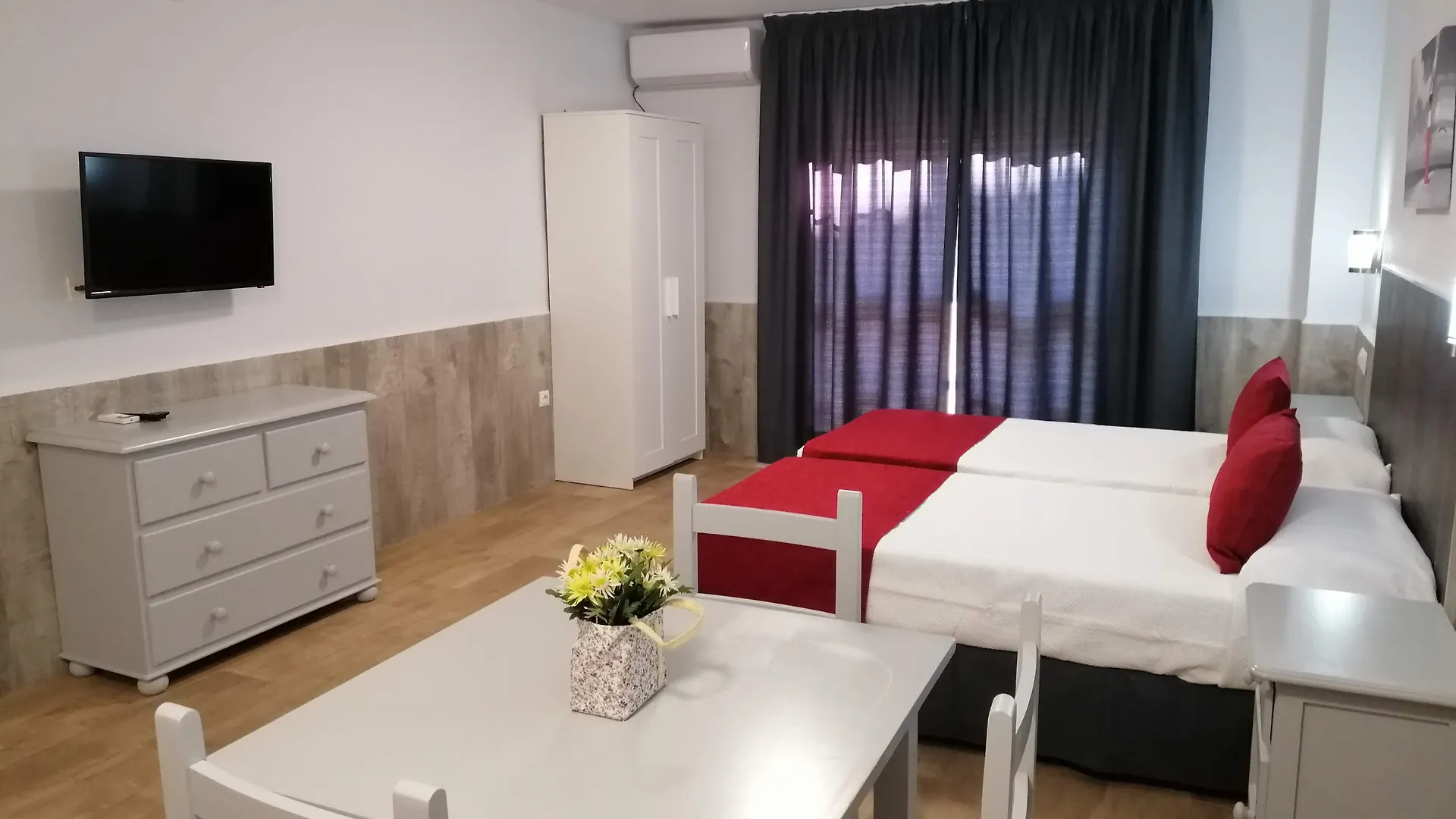 Apartamentos Puerta Del Sur Seville Apartment