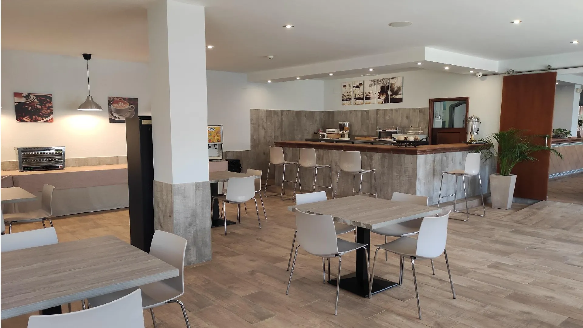 Apartamentos Puerta Del Sur Seville 0*,